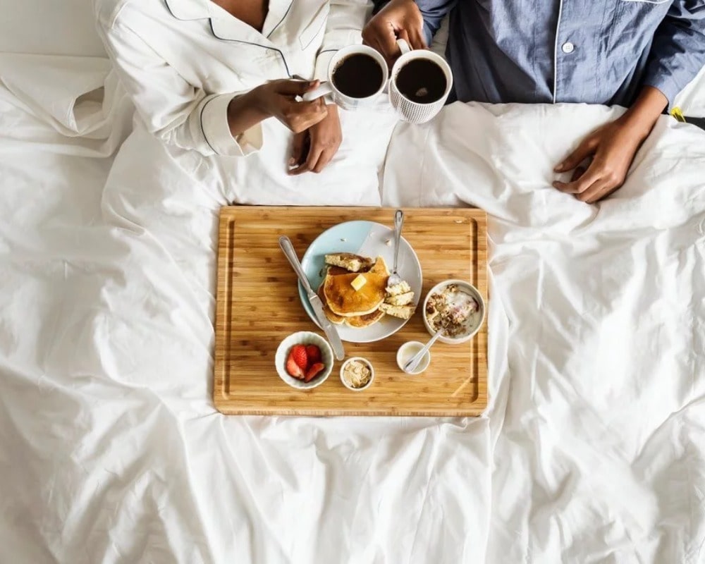 Have breakfast together in bed