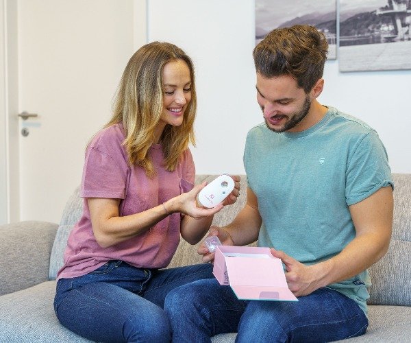 Paar packt breathe ilo aus und testet Funktion