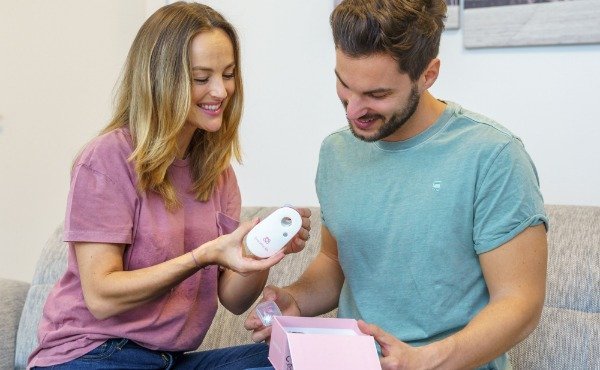 Paar packt breathe ilo aus und testet Funktion